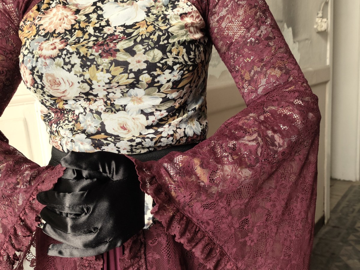 Trend Alert: Dark Romance |&nbsp;OOTD