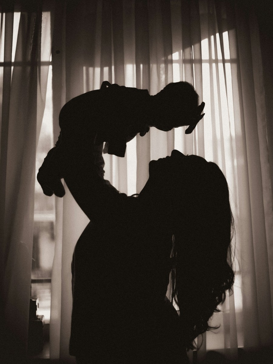 10 φράσεις που ενισχύουν το mom guilt – και ήρθε η ώρα να σταματήσουμε να τις λέμε στις νέες μαμάδες. |&nbsp;Motherhood